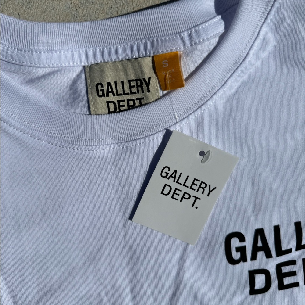 White gallery dept shirt size small